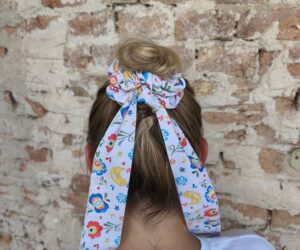 Folklórní scrunchie se stuhou